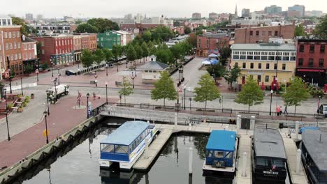 Punto-Histórico-De-Los-Páramos,-Fila-De-Taxis-Acuáticos-Junto-A-Restaurantes-Vacíos,-Bares,-Tiendas,-Baltimore-Inner-Harbor-Md-Usa