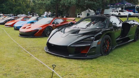 Mclaren-P1-En-Una-Fila-De-Súper-Autos-En-Una-Exhibición-De-Autos-De-Lujo