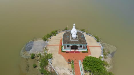 360°-Drohnenansicht-Des-Tempels-Im-Meer-In-Waterloo,-Trinidad