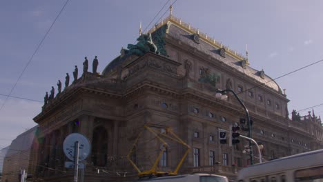 Narodni-Divadlo-In-Prag-Mit-Der-Straßenbahn-Davor