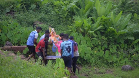 Ganpati-Visarjan-Dorfbewohner-Tragen-Ganpati-Im-Wasser