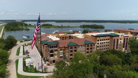 Dies-Ist-Ein-Luftbildvideo-Der-Neuen-Tower-Bay-Lofts,-Die-Neben-Dem-Tower-Bay-Park-Gebaut-Wurden-Und-Einen-Wunderschönen-Blick-Auf-Den-Lake-Lewisville-In-Texas-Bieten