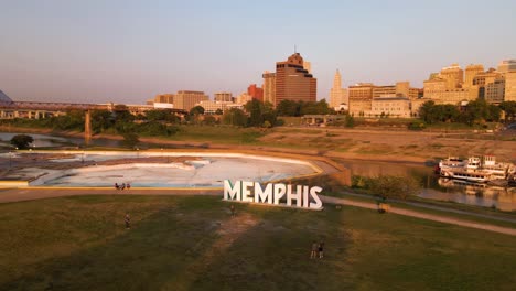 Signo-De-Memphis-En-El-Parque-Fluvial-De-La-Isla-De-Barro-En-Memphis-Tennessee-Al-Atardecer