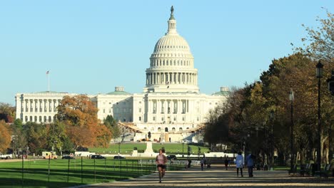 Pueblo-Estadounidense-Fuera-Del-Edificio-Del-Capitolio-De-Los-Estados-Unidos.