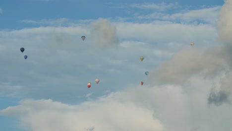 Viele-Heißluftballons-In-Der-Ferne-Bei-Bewölktem-Himmel