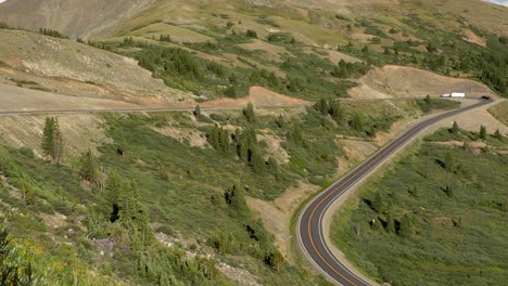Cars-driving-in-the-Rocky-Mountains-of-Colorado