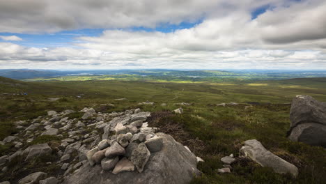 Zeitraffer-Des-Cuilcagh-Boardwalk-Trail,-Bekannt-Als-Stairway-To-Heaven-Walk-In-Der-Grafschaft-Fermanagh-In-Nordirland-Tagsüber-Mit-Malerischer-Landschaft