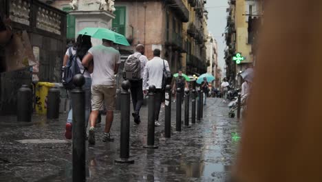 Día-Lluvioso-En-El-Centro-De-Nápoles,-Italia