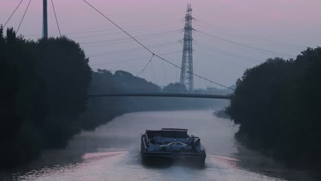 Barcaza-Navegando-En-El-Canal-Rhine-herne-Debajo-De-Un-Puente-Colgante