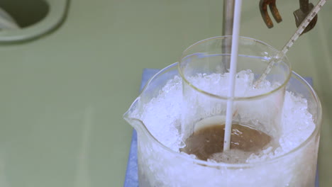Mit-Eis-Gekühlte-Gemischte-Chemische-Lösungen-Für-Experimente-An-Der-Universität-Coimbra,-Portugal-–-Hoher-Winkel,-Nahaufnahme