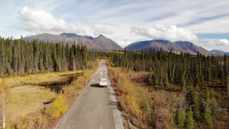 Vista-Aérea,-Vehículo-Blanco-En-La-Carretera-Rural-En-El-Pintoresco-Paisaje-De-Alaska,-Estados-Unidos,-En-Un-Día-Soleado