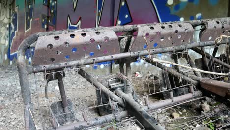 Verbrannte-Überreste-Fahrzeugsitz-Vandalismus-Kriminalität-Drogen-Schmutziger-Unterirdischer-Graffiti-Tunnel