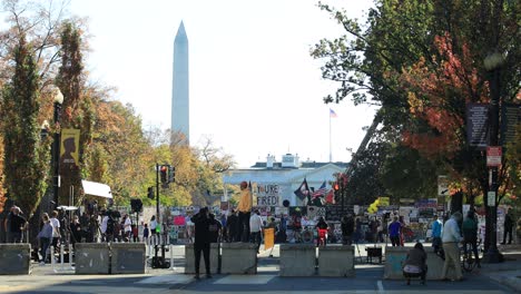 Plano-General-De-Los-Manifestantes-Exigiendo-La-Renuncia-De-Trump-Frente-A-La-Casa-Blanca-Después-De-La-Derrota-Electoral-Contra-Joe-Biden