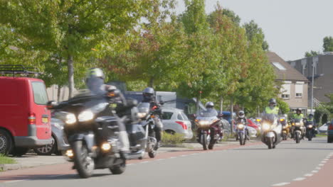 Eine-Parade-Von-Motorradfahrern,-Um-Geld-Für-Den-Kampf-Gegen-Krebs-Bei-Kindern-Zu-Sammeln