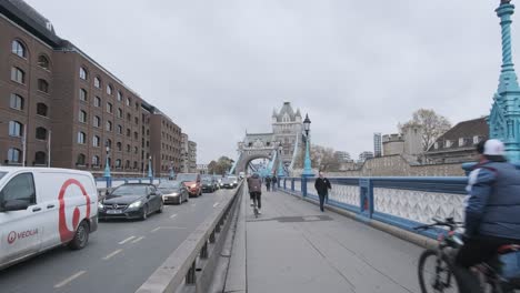 Starker-Verkehr-Auf-Der-Tower-Bridge-In-London-In-Der-Nähe-Des-Tower-Of-London