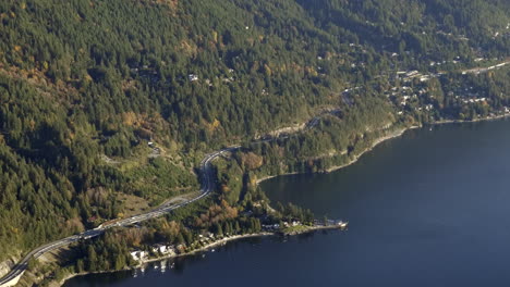 Hermosa-Vista-Del-Océano-Azul-Tranquilo-Y-La-Autopista-Del-Cielo-Que-Conecta-Con-Vancouver-Y-Squamish---Toma-Aérea
