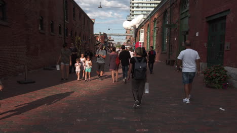 Weitwinkelaufnahme-Von-Menschen-Auf-Einer-Der-Kopfsteinpflasterpromenaden-Im-Destillerieviertel-Von-Toronto