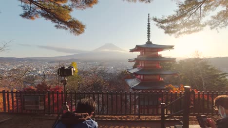 Fotógrafo-Y-Turistas-En-La-Famosa-Pagoda-Chureito-Cerca-Del-Monte-Fuji,-Japón-Durante-La-Puesta-De-Sol