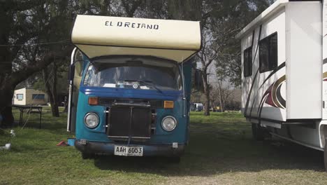 Gimbal-Schwenk,-Rechte-Aufnahme-Eines-Auf-Dem-Campingplatz-Geparkten-Wohnmobils