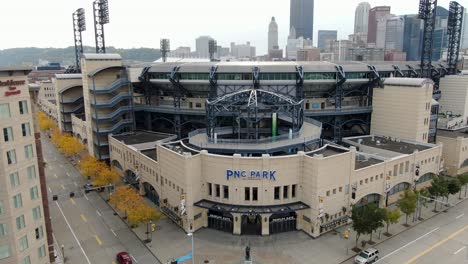 El-Retroceso-Aéreo-Ascendente-Revela-El-Parque-Pnc-Y-El-Horizonte-De-Pittsburgh,-Hogar-Del-Equipo-Piratas-Mlb