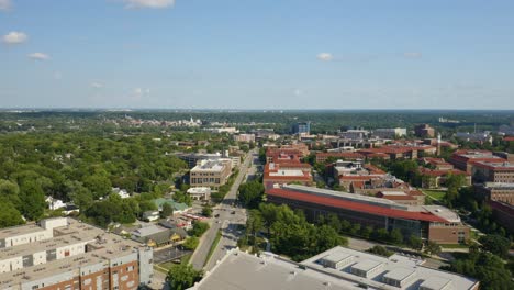 Langsamer-Luftflug-über-Dem-College-Campus-Der-Purdue-University-Im-Sommer