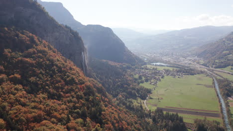 Flug-über-Bunten-Wald-Auf-Einem-Bergrücken-In-Der-Nähe-Eines-Wasserfalls-Und-Eines-Grünen-Tals-Im-Herbst