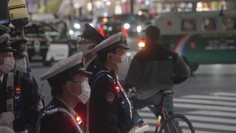 Policías-Japoneses-Brindan-Seguridad-Durante-La-Noche-De-Halloween-En-El-Cruce-De-Shibuya---Plano-Medio