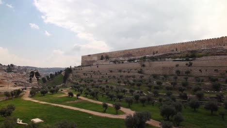 Muralla-De-La-Ciudad-Vieja-De-Jerusalén-Y-Huerto-De-Olivos