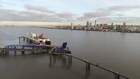 Stena-Line-Logística-Terminal-De-Barcos-Vista-Aérea-Birkenhead-Puerto-De-Liverpool-Paisaje-De-La-Ciudad-Levantándose-Hacia-Adelante