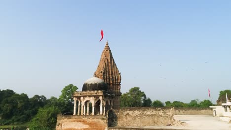 Alter-Indischer-Tempel,-Kumbakonam,-Tamil-Nadu,-Indien,-Ein-älterer-Indischer-Tempelpriester-In-Traditioneller-Kleidung-Geht-Die-Treppe-Des-Antiken-Tempels-Hinunter