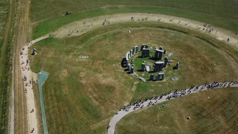 Aéreo:-Hito-Del-Antiguo-Círculo-De-Piedra-De-Stonehenge,-Tiro-De-Arco