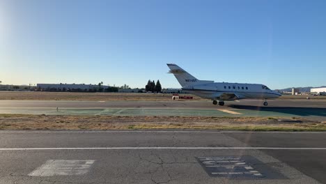 Privater-Firmenjet,-Der-Am-Flughafen-Vorbeifährt