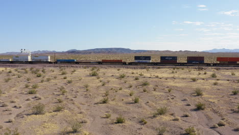Enorme-Tren-De-Carga-Abriéndose-Camino-A-Través-Del-Desierto-De-California.