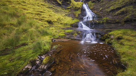 Bewegungszeitraffer-Des-Lokalen-Wasserfalls-Im-Ländlichen-Grashügelgebiet-Von-Gleniff-Horshoe-In-Der-Grafschaft-Sligo-In-Irland