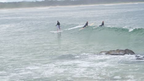 Paddle-boarding-Y-Surf-En-Las-Olas-De-Australia---Slowmo-Pan