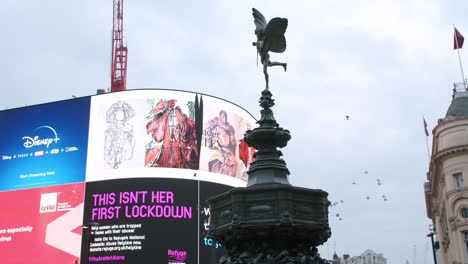 Encierro-En-Londres,-Pájaros-En-Cámara-Lenta-Volando-Frente-A-Los-Carteles-De-&quot;gracias-Nhs&quot;-De-Piccadilly-Circus-Durante-La-Pandemia-De-Covid-19-2020