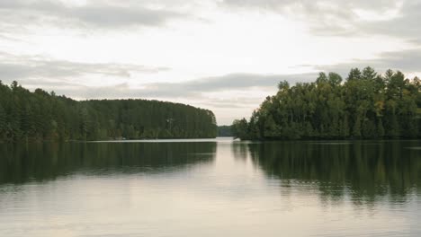 Atemberaubender-Blick-Auf-Den-Lac-Viceroy-In-Der-Gegend-Von-Montpillier,-Quebec,-Mit-Einer-Bewaldeten-Insel-Und-Kristallklarer-Spiegelung-Im-Wasser