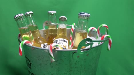 2-2-Bastones-De-Caramelo-Navideños-De-Pantalla-Verde-Colgados-En-Un-Cubo-De-Cerveza-De-Metal-Extra-Corona-Lleno-De-Helado-Y-Un-Paquete-De-6-Coronita-De-207-Ml-Giratorio-Listo-Para-La-Fiesta-Festiva-Combo-Para-Saciar-La-Sed-Diversión