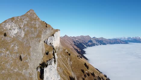 Impresionante-Vuelo-De-Drones-Al-Llamado-Pico-Suggiture-Sobre-El-Mar-De-Niebla-Del-Lago-Brienz-En-Las-Montañas-Suizas