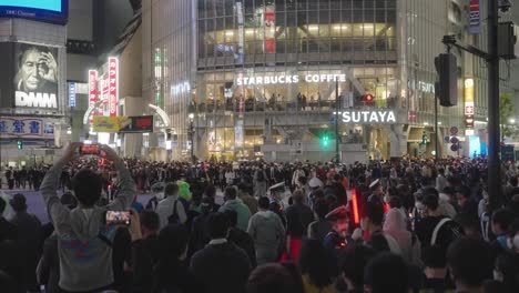 Riesige-Menschenmenge-Beim-Jährlichen-Halloween-Nachtfest-Am-Shibuya-Kreuzung-In-Tokio,-Japan-–-Mittlere-Aufnahme