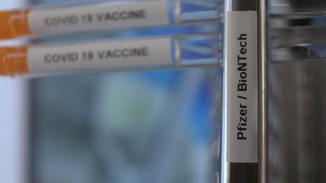 Covid-19-Pfizer-Biontech-Impfstoff-Reagenzglasfläschchen-Werden-In-Das-Regal-Gestellt