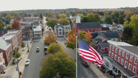 Nahaufnahme-Einer-US-amerikanischen-Flagge,-Die-über-Der-Hauptstraße-Am-America-Square-Der-Kleinstadt-Weht