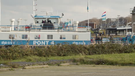 Pfanne-Der-Amsterdamer-Fähre-Mit-Menschen-Und-Autoeinsteigen