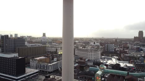 Die-Aufsteigende-Luftaufnahme-Zeigt-Das-Wahrzeichen-Von-Liverpool,-Den-Radio-City-Tower,-Die-Leere-Skyline-Der-Stadt-Während-Der-Coronavirus-Pandemie