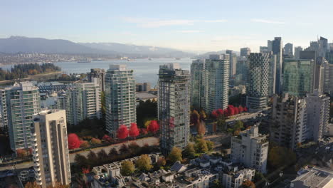 Hyperlapse-Luftaufnahme,-Die-über-Der-Wunderschönen-Innenstadt-Von-Vancouver-In-Richtung-Meer-Aufsteigt
