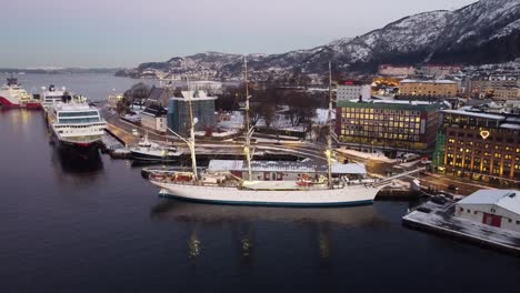 Vuelo-Aéreo-Hacia-Atrás-Velero-Noruego-Statsraad-Lehmkuhl-En-El-Puerto-De-Bergen---Temporada-De-Invierno