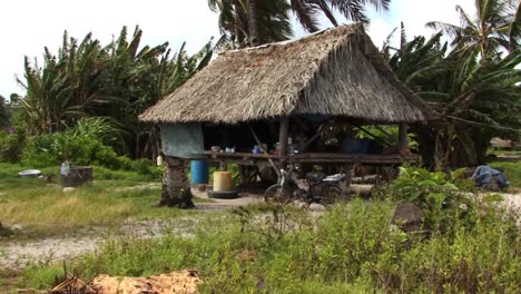 Pequeña-Casa-De-Un-Pescador-Local-En-La-Isla-Fanning,-República-De-Kiribati