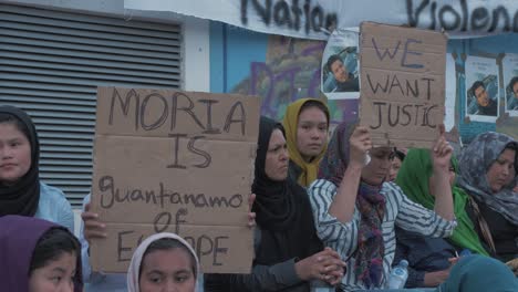 Afghanische-Frauen-Halten-Schilder-Mit-Der-Aufschrift-„Wir-Wollen-Gerechtigkeit“-Hoch.-Sappho-Square-Mytilene-Nach-Dem-Tod-Eines-Afghanen-Im-Flüchtlingslager-Moria,-Mittlere-Einstellung
