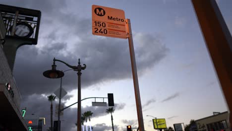 Parada-De-Autobús-De-Metro-En-Ciudad-Grande