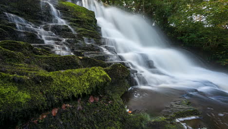 Zeitraffer-Des-Waldwasserfalls-In-Ländlicher-Landschaft-Im-Herbst-In-Irland